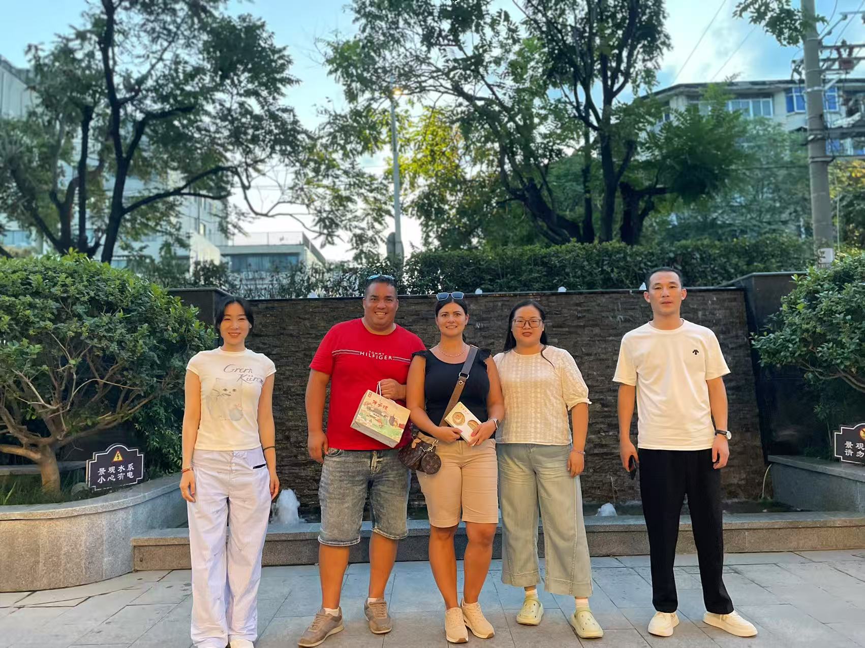 Hungarian Buyers' Procurement Trip to China: Henan Xianggong's Integrated Shower Enclosures Gain Favor